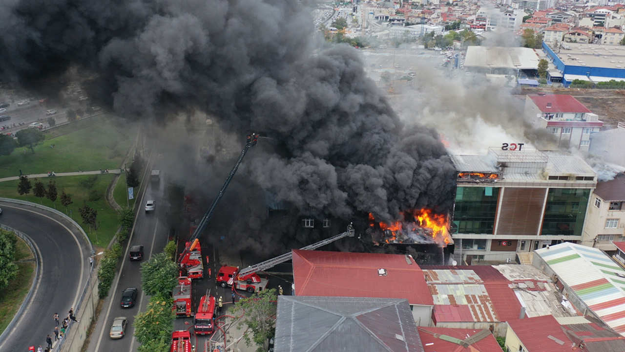Ataşehir'de büyük yangın! 2 katlı binada başlayan yangın 3 binaya daha sıçradı
