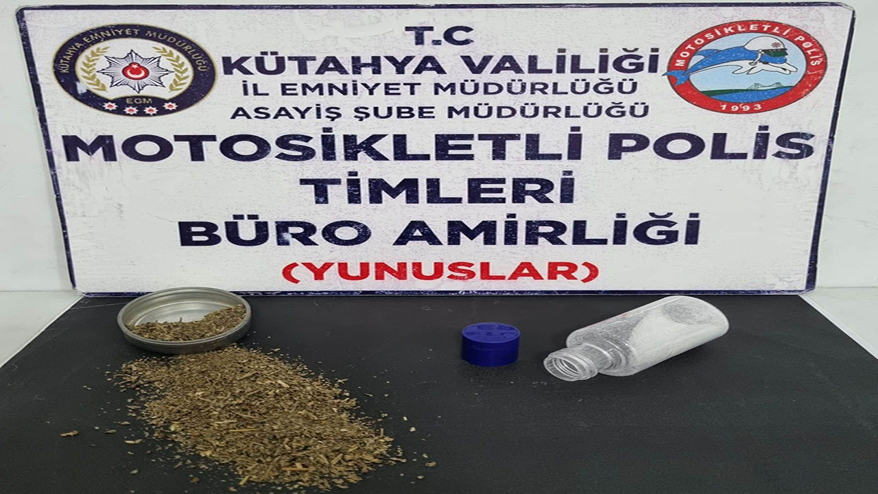 Kütahya'da Yunus Timlerinin yaptığı aramada 2 gencin üzerinde uyuşturucu ele geçirildi!