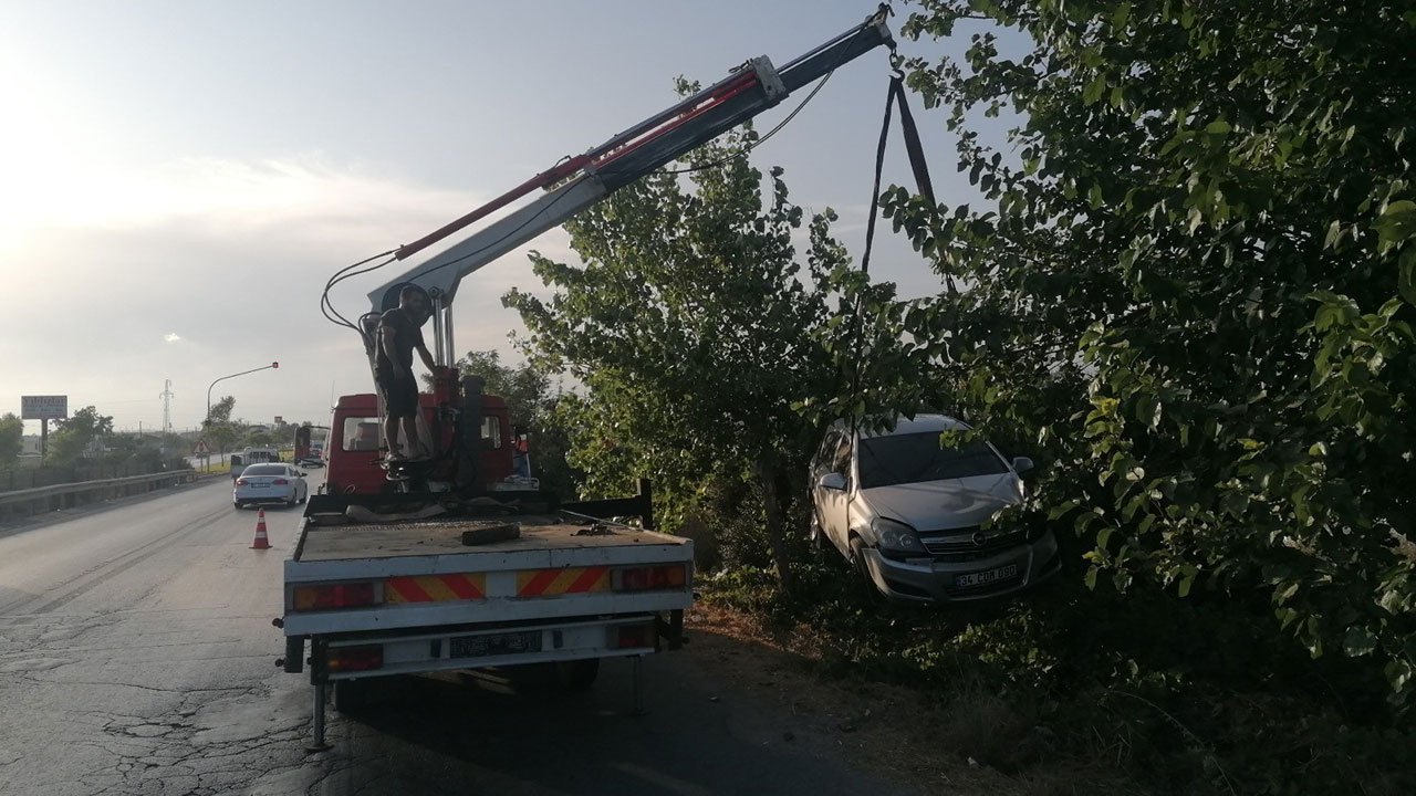 Yoldan çıkan otomobil takla atıp bahçeye girdi! Ağaçlara saplanan otomobilde 3 kişi yaralandı