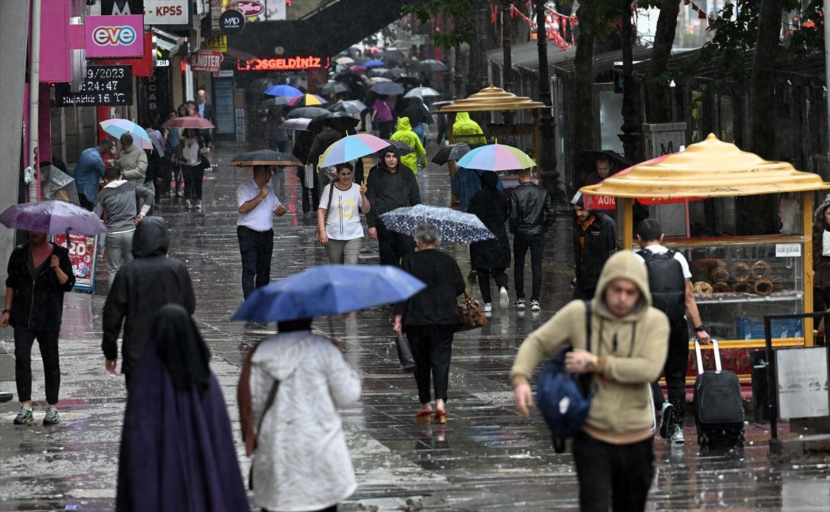 Meteoroloji 10 ilde alarm verdi kuvvetli yağış bekleniyor! Prof. Dr. Orhan Şen'den 'İstanbul' uyarısı