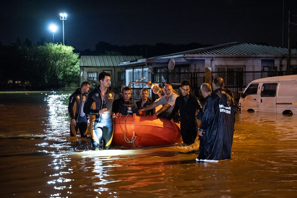 İstanbul'da sel felaketi! Arnavutköy, Başakşehir ve Küçükçekmece sular altında kaldı 2 kişi öldü can pazarı yaşandı