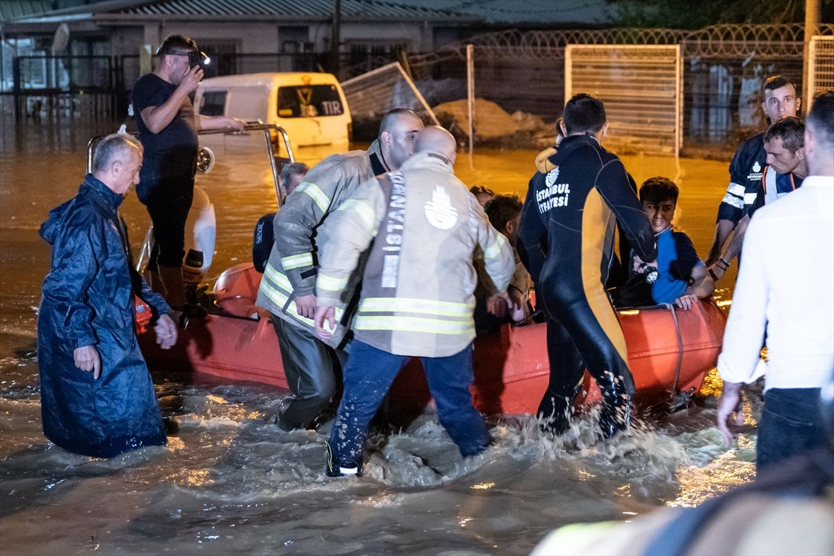 İstanbul'da sel felaketi! Arnavutköy, Başakşehir ve Küçükçekmece sular altında kaldı 2 kişi öldü can pazarı yaşandı