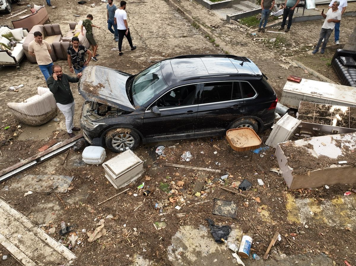 İstanbul'un ilçelerinde büyük hasar var! Fotoğraflar sel felaketini özetledi, 7 milyon TL'si gitti...