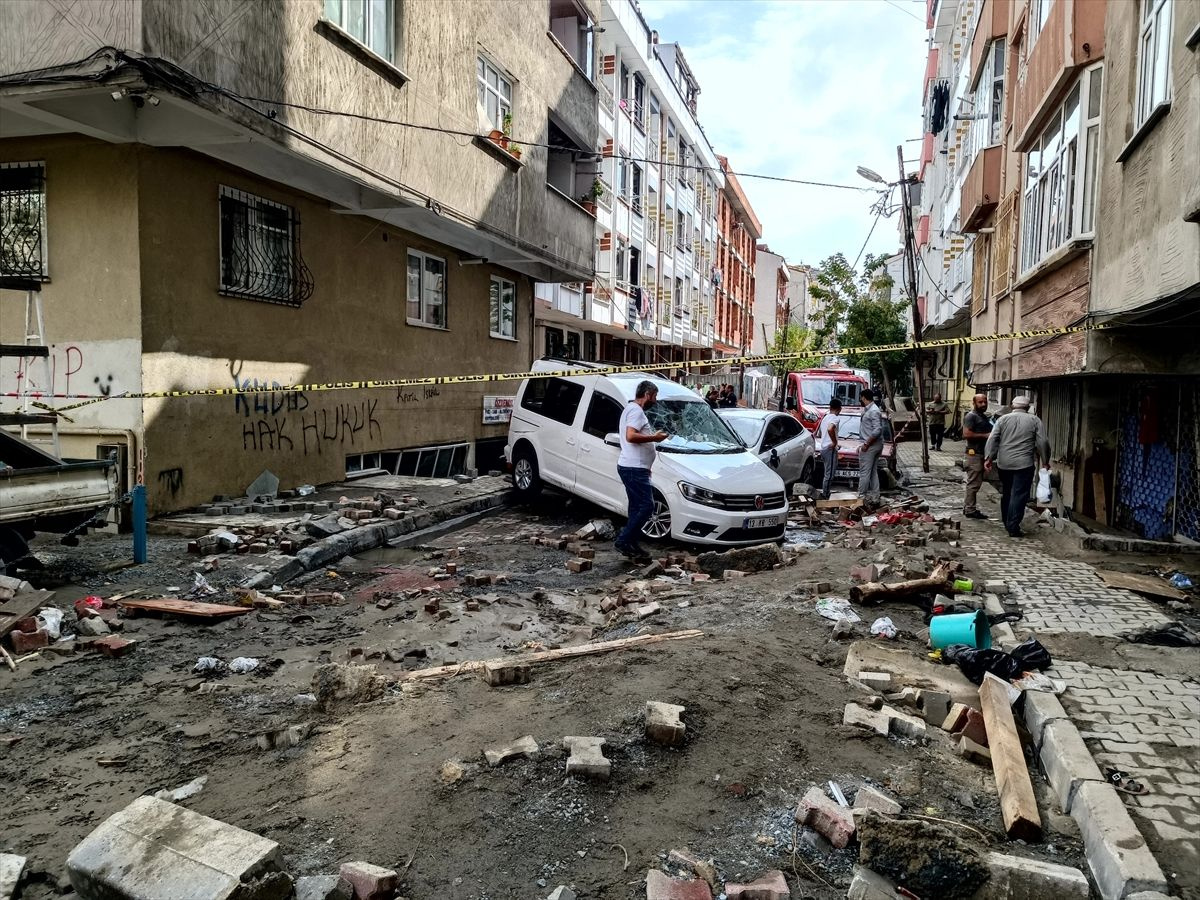 İstanbul'un ilçelerinde büyük hasar var! Fotoğraflar sel felaketini özetledi, 7 milyon TL'si gitti...