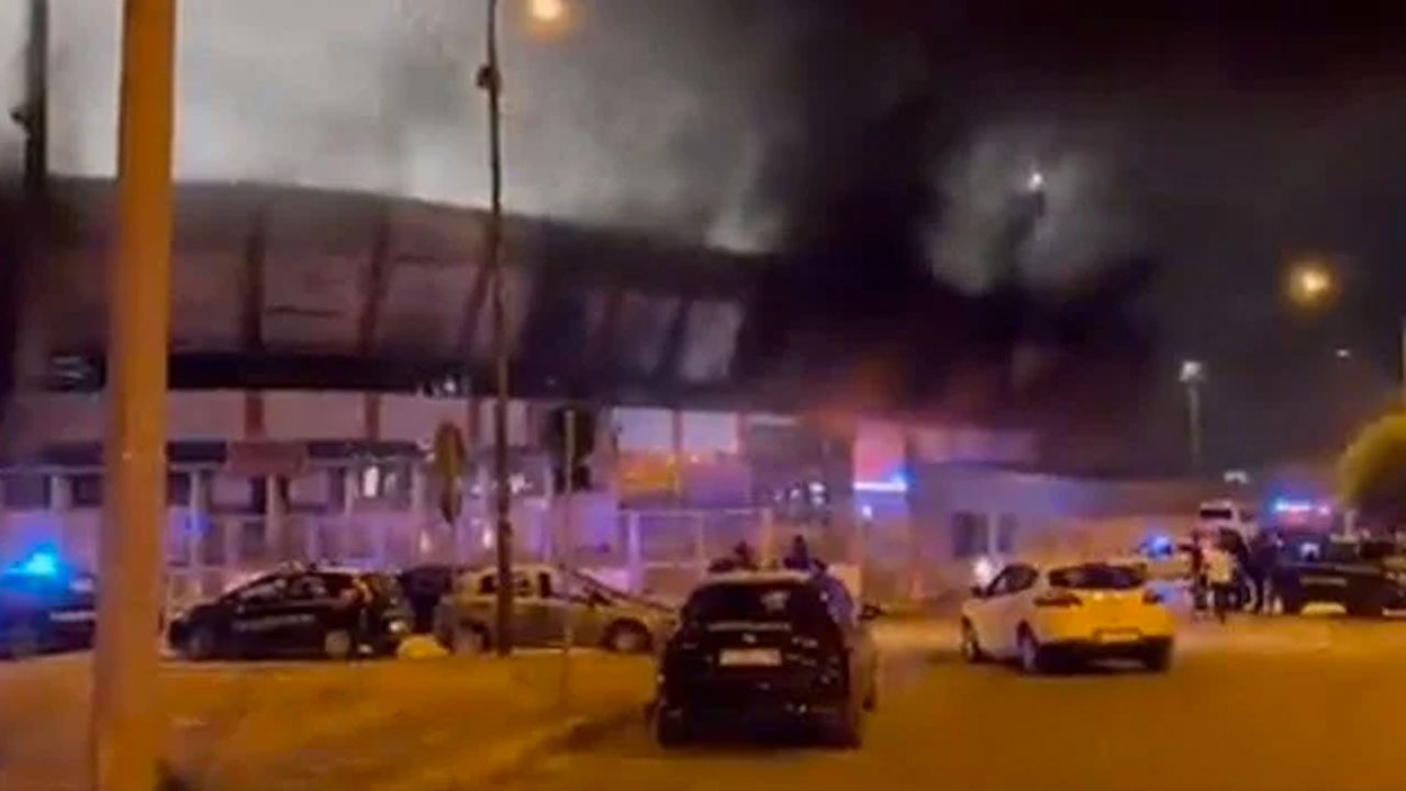 İtalya'da Foggia taraftarları derbi mağlubiyeti sonrası stadı yaktı
