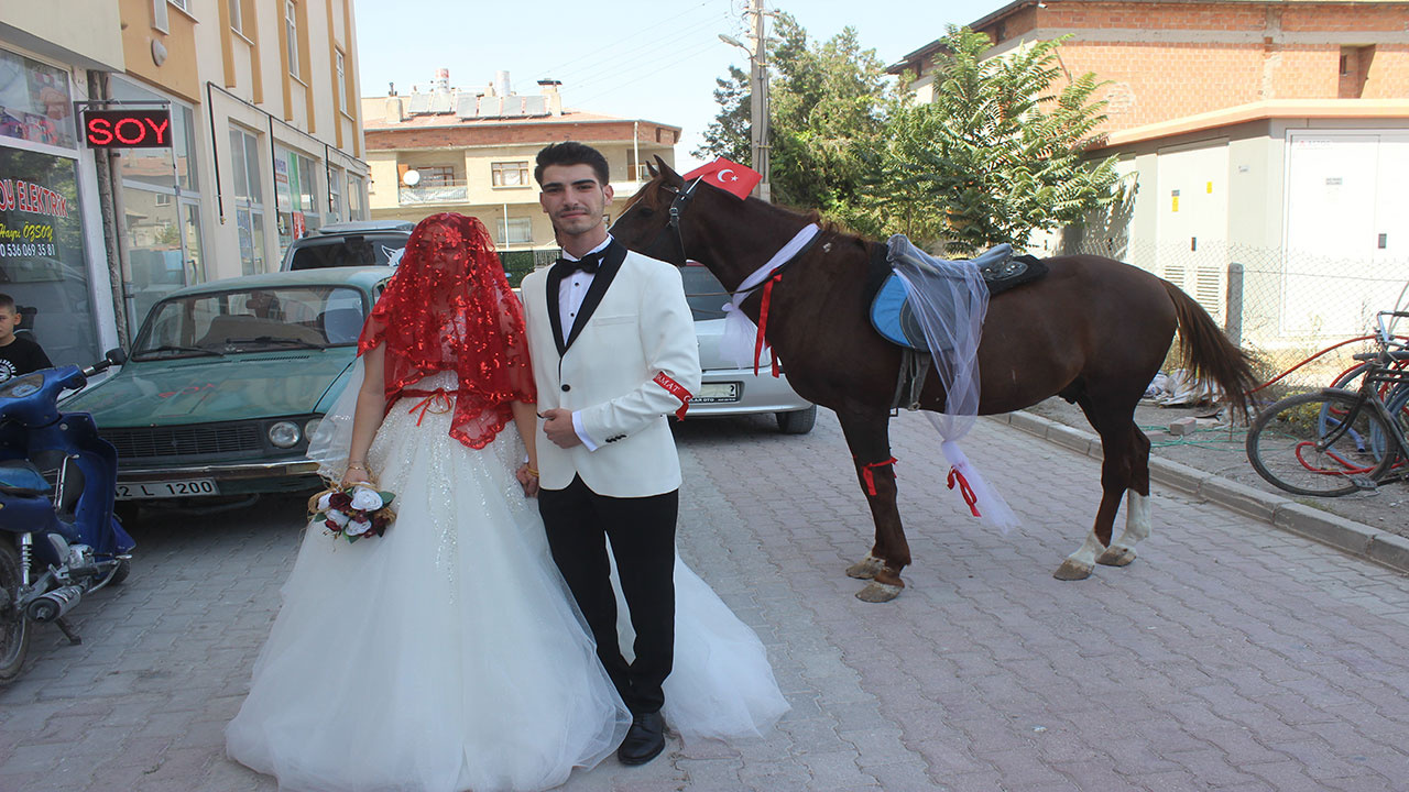 Bu damat sınırları zorluyor! Vinçle evlilik teklifi ettiği sevgilisi düğünde at ile aldı