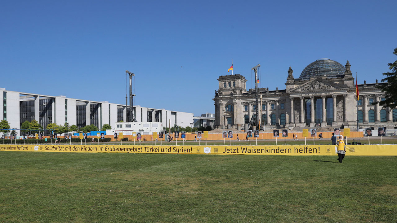 Almanya Meclisi önünde 75 metrelik "Yetim Sofrası" açıldı