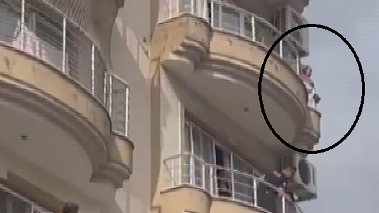 Annesini 5. katın balkonundan atmaya çalıştı! Dehşet anları kamerada....