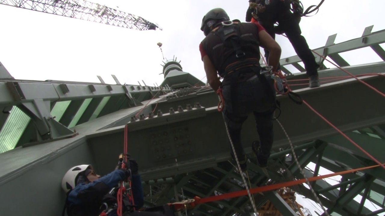 350 metre yüksekte çalışıyorlar! Merkez Bankası'nın kulesini dağcılar kuruyor!
