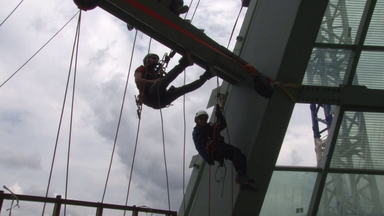 350 metre yüksekte çalışıyorlar! Merkez Bankası'nın kulesini dağcılar kuruyor!
