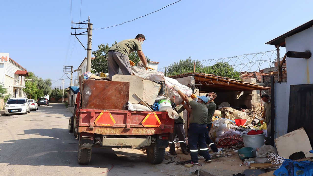 Vatandaşlar daha fazla dayanamayınca ihbar etti! Ekipleri şoke eden evden 8 saatte 7 kamyon çöp çıktı