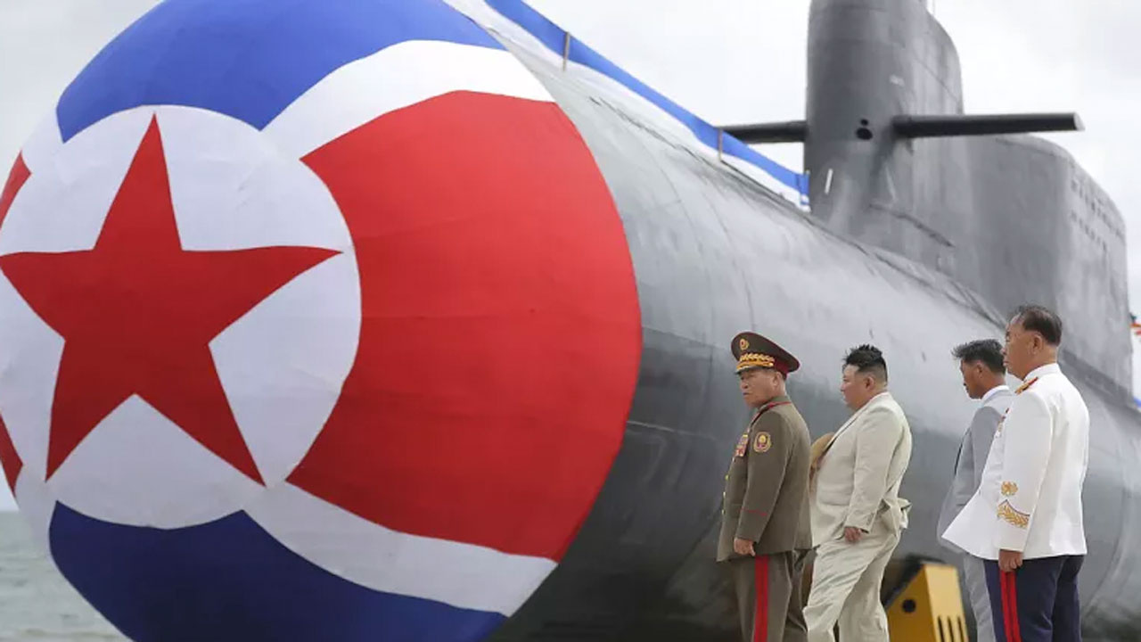 Kuzey Kore taktik nükleer saldırı denizaltısını denize indirdi