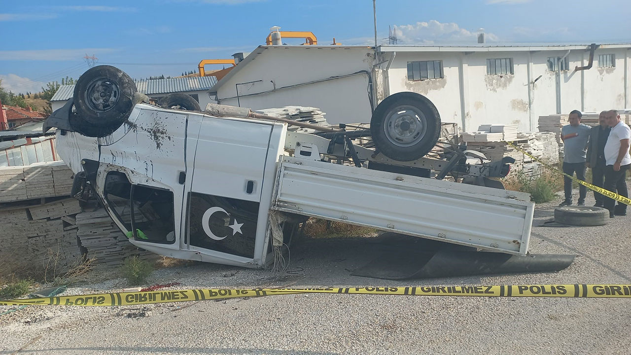 Afyonkarahisar'da feci kaza! Devrilen kamyonetin sürücüsü hayatını kaybetti
