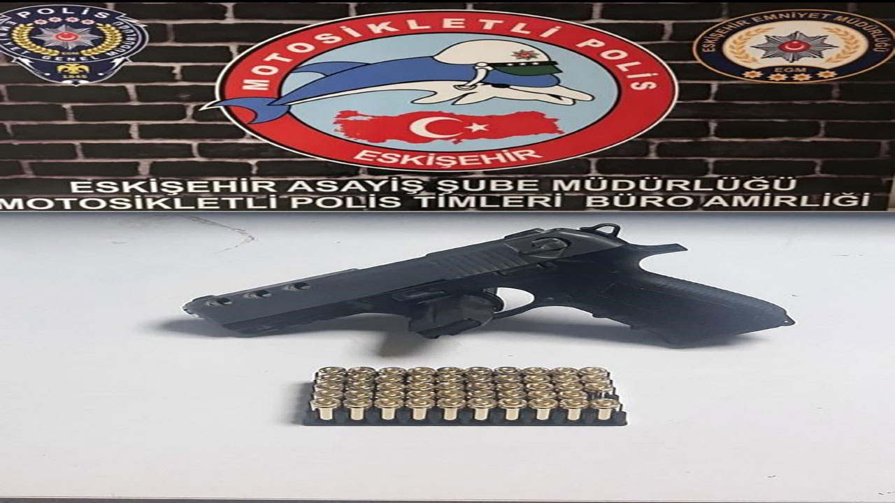 Eskişehir'de polis ekiplerinden operasyon! 8 şüpheli 3 tabanca, uyuşturucu madde ve çalıntı motosiklet ile yakalandı