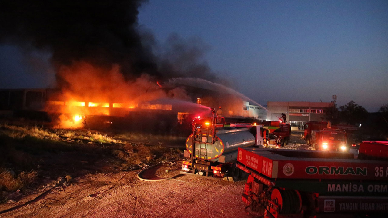 Manisa'da geri dönüşüm fabrikası yandı! Ekipler hâlâ söndürüyor!