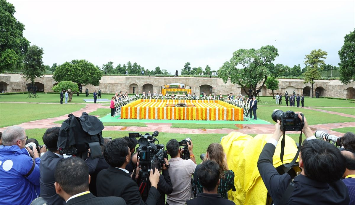 Cumhurbaşkanı Erdoğan Gandhi'nin anıt mezarını ziyaret etti