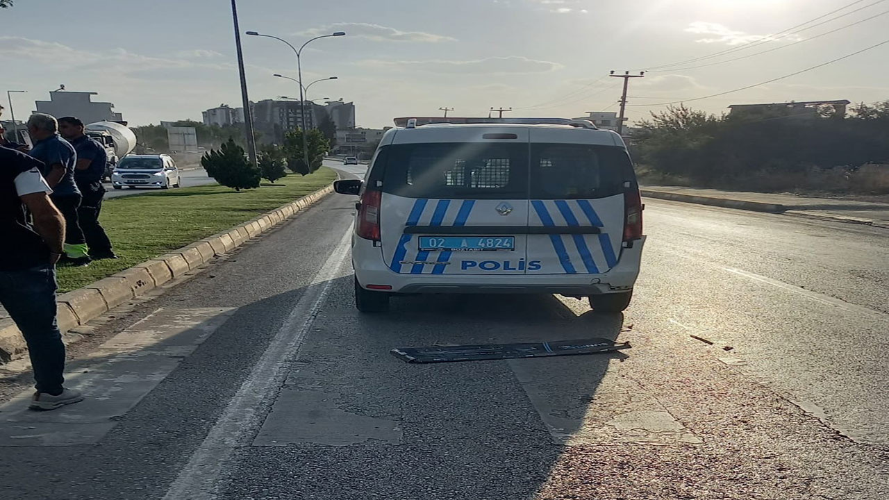 Adıyaman'da kontrolden çıkan otomobil polis aracına çarptı: 2 yaralı