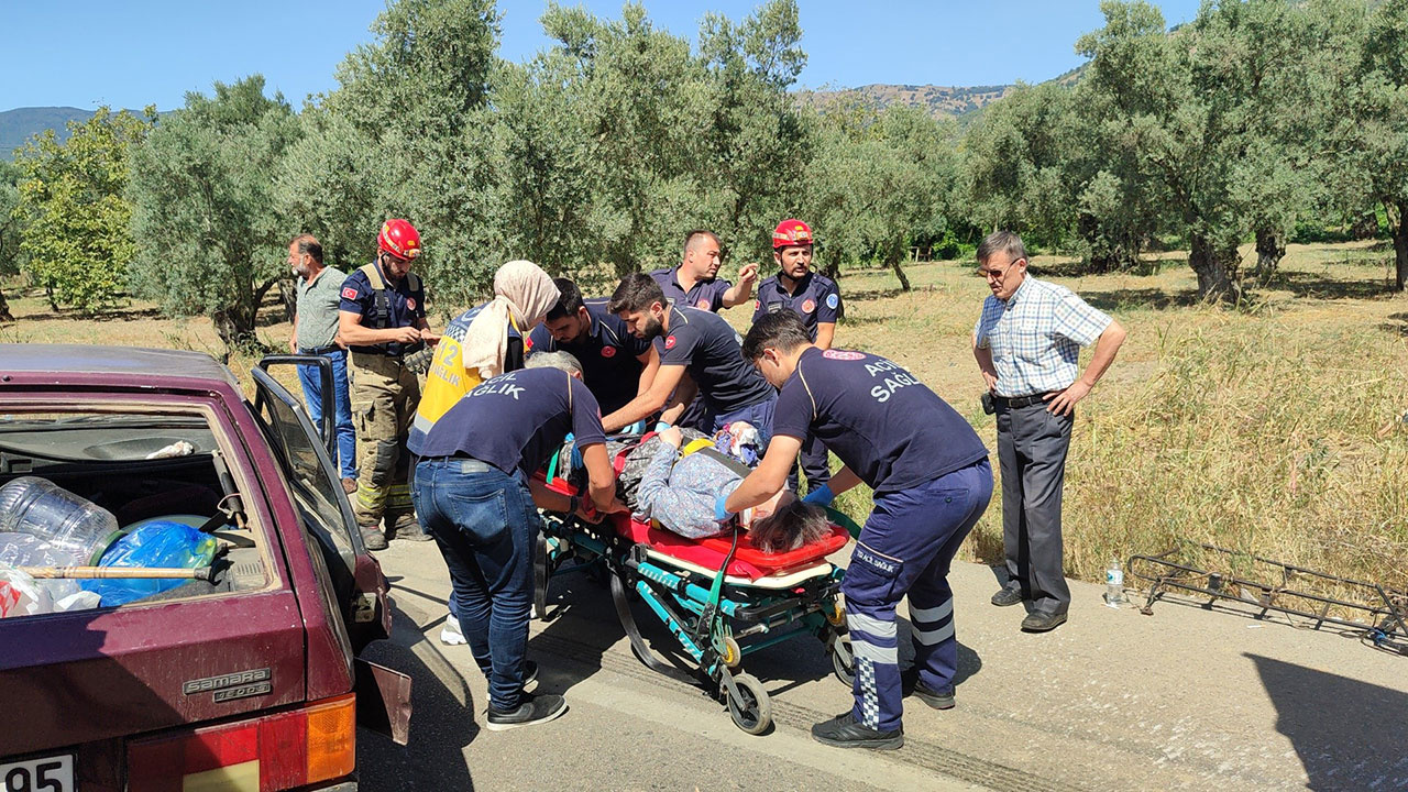 Bursa'da iki otomobil kafa kafaya çarpıştı! 1'i bebek 6 kişi yaralandı