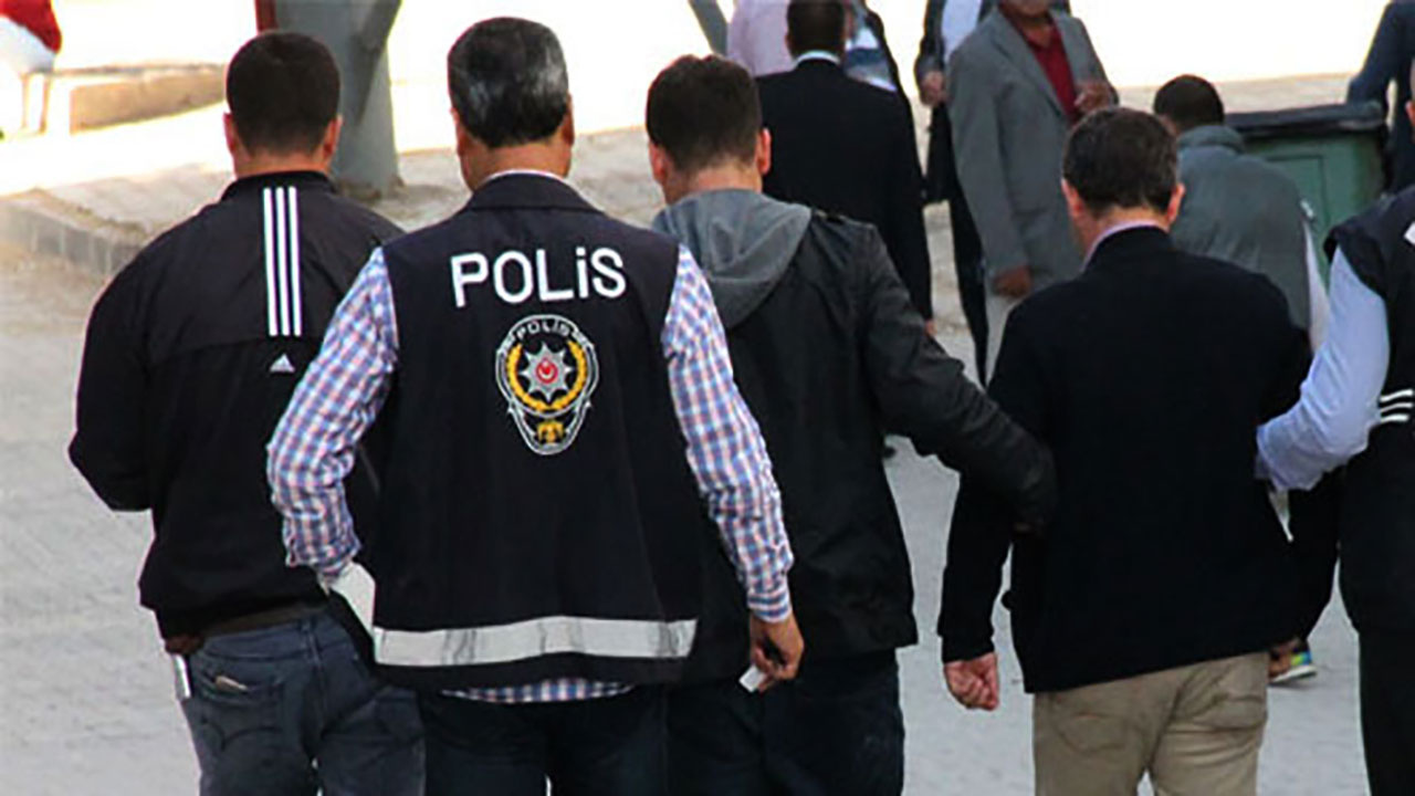 İzmir'de zehir tacirleri polisten kaçamadı! 11 adrese eş zamanlı operasyon düzenlendi