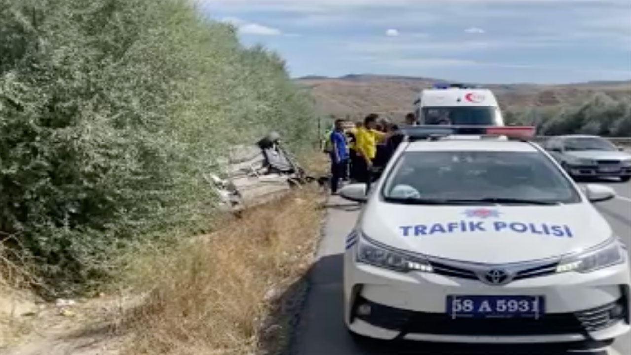 Sivas'ta feci kaza! Yol kenarına devrilen otomobilde 3’ü çocuk 5 kişi yaralandı