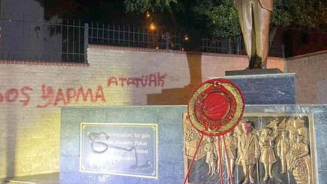 İzmir'de Atatürk anıtına çirkin saldırı! ‘Boş yapma Atatürk’  yazdılar
