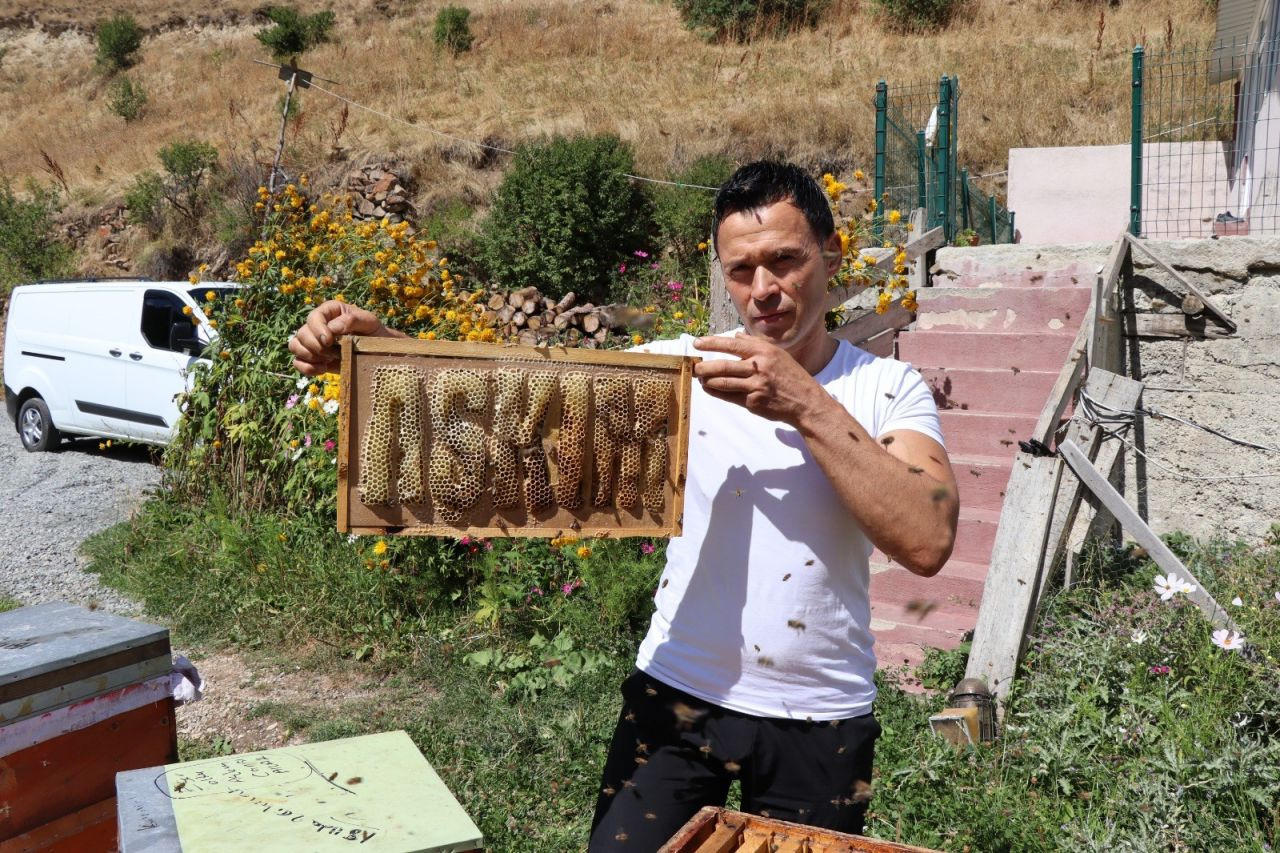 Erzurum'da bal üreticisi arılarına yazı yazmayı öğretti görenler şaşkına dönüyor