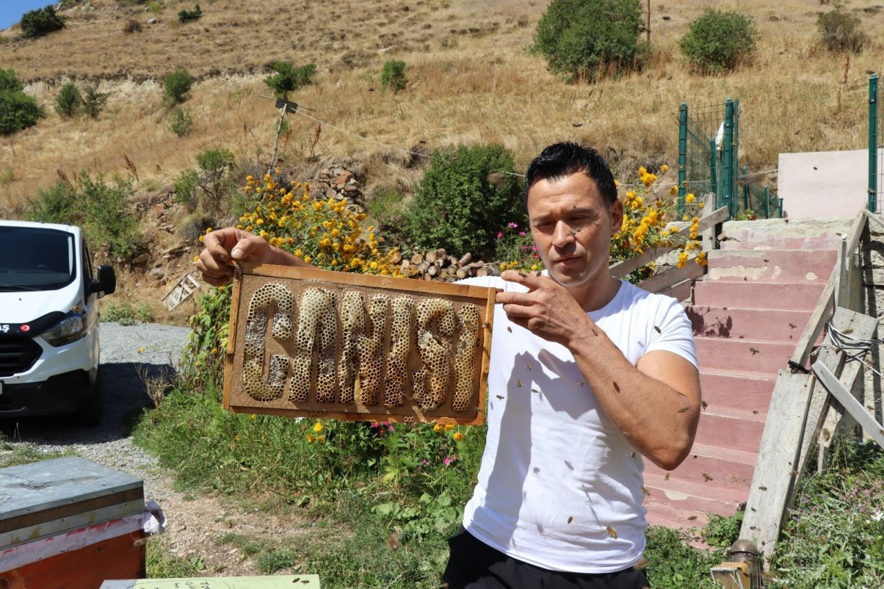 Erzurum'da bal üreticisi arılarına yazı yazmayı öğretti görenler şaşkına dönüyor