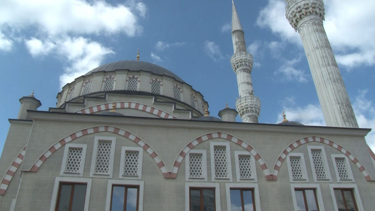 Namaza gittikleri camide avluya bırakılmış 3 günlük bebek buldular!