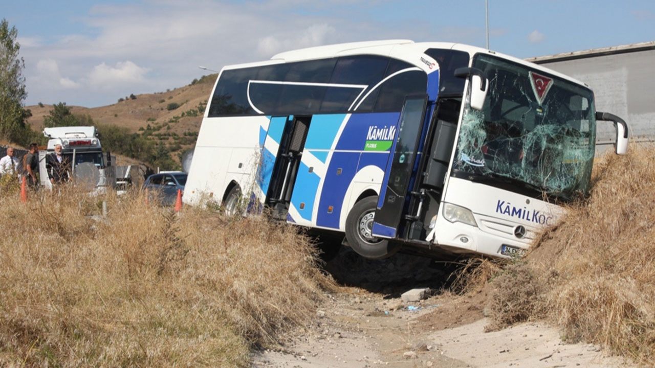 Amasya'da yolcu otobüsü yoldan çıkıp savruldu!