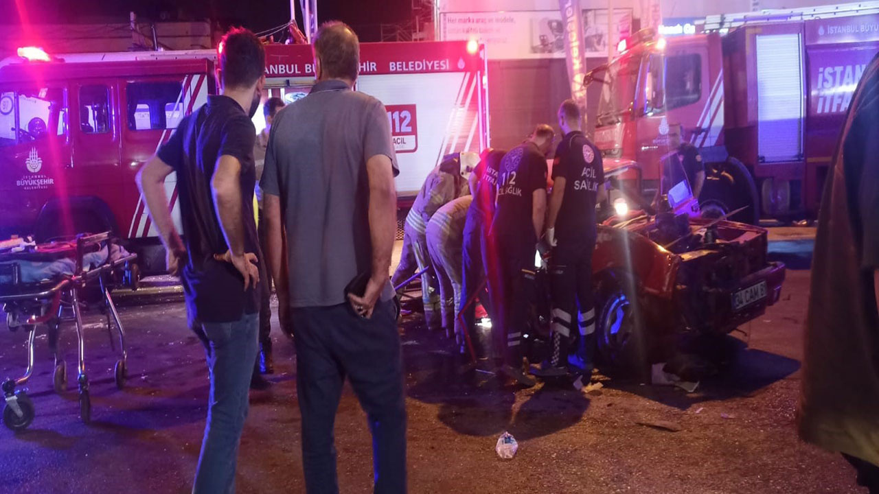 Zeytinburnu'nda oksijen yüklü tıra çarpan otomobil metrelerce savruldu! Hurdaya dönen araçta iki kişi yaralandı