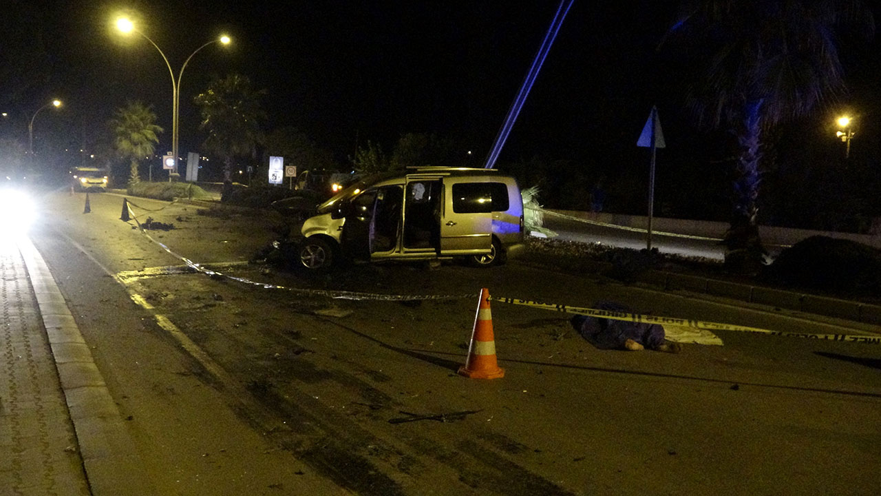 Denizli'de acı kaza! Ticari araç aydınlatma direğine ve ağaca çarptı: 2 ölü
