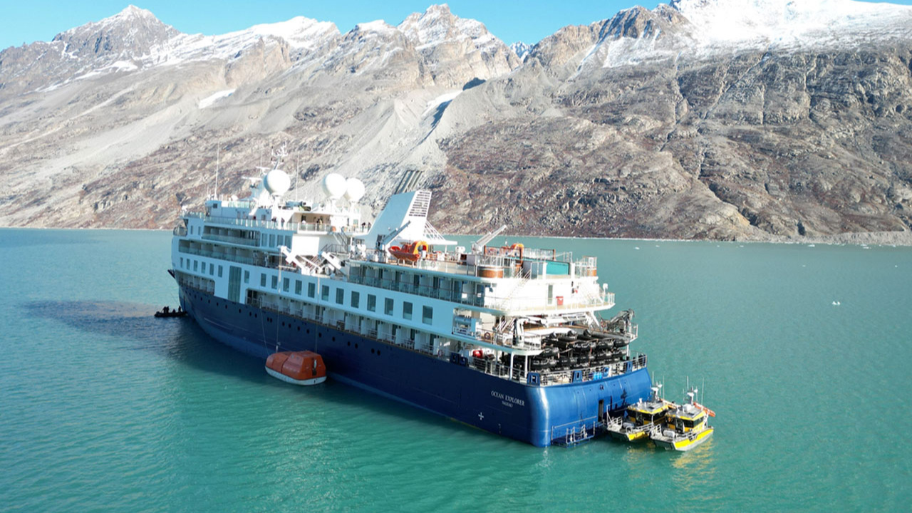 Grönland'da mahsur kalan yolcu gemisi kurtarıldı!