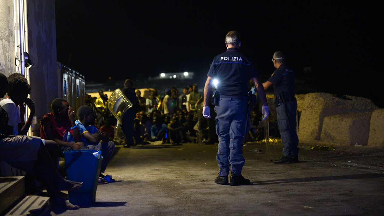 36 saatte 120 tekneyle 6 bin göçmen geldi adada acil durum ilan edildi