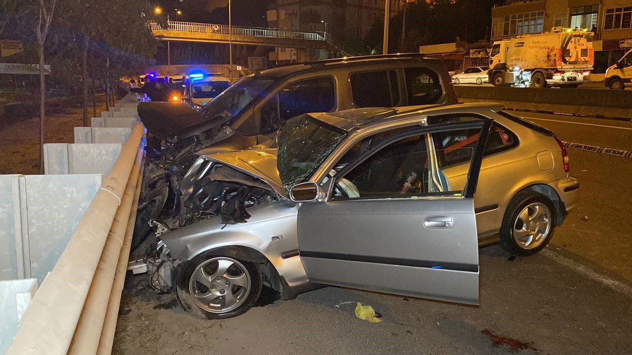 Hafif ticari araçla çarpışan otomobil 19 yaşındaki genci canından etti!