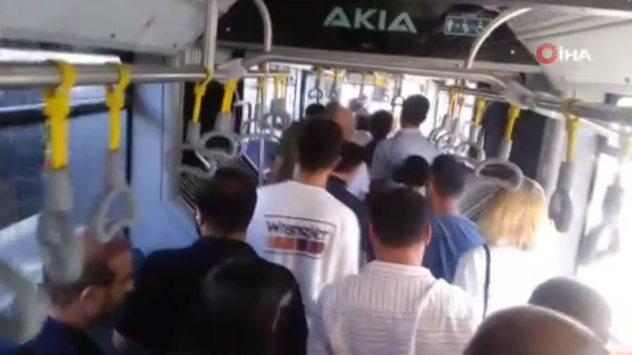 İstanbul'da yeni alınan metrobüs arıza yaptı! Yolcular yürüdü!