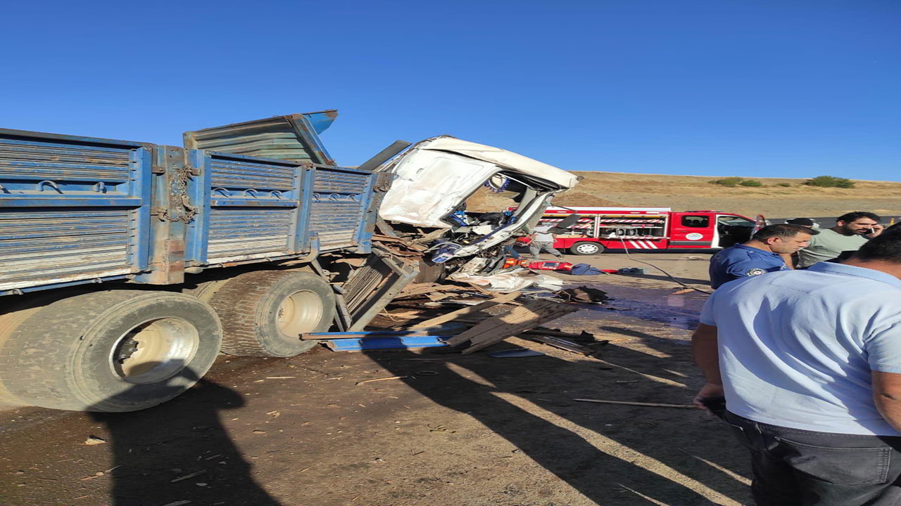 Bingöl'de feci kaza! kamyon ve tır kafa kafaya çarpıştı: 2 yaralı