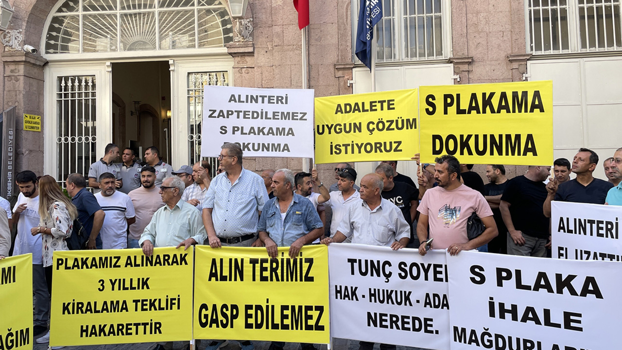 İzmir'de "S plaka" mağdurlarından "yarı çıplak" eylem