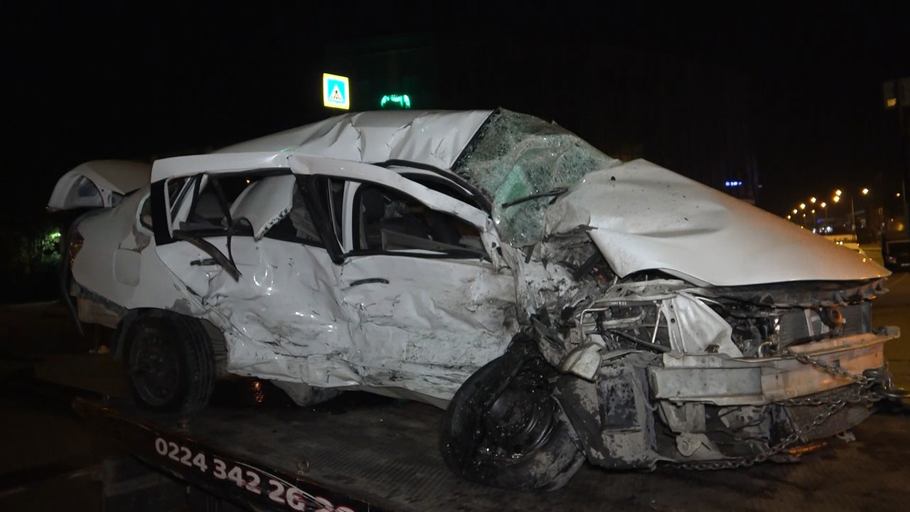 Bursa'da 2 otomobil kafa kafaya çarpıştı! Kaza anı kameralara yansıdı