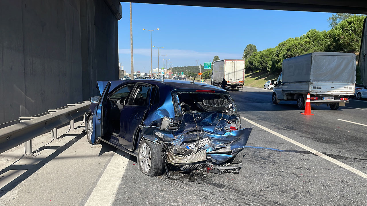 Pendik'te feci zincirleme kaza!  4 araç birbirine girdi: 2 yaralı