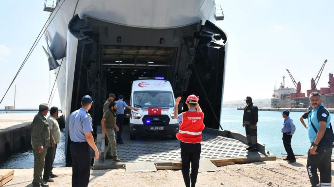 TCG Sancaktar ve Bayraktar'ın Libya'ya ulaştırdığı yardım malzemeleri yetkililere teslim edildi