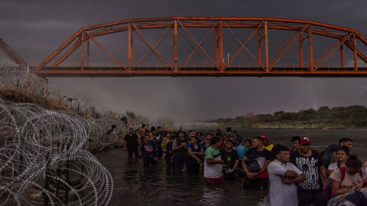 ABD sınırında göçmenlerin can pazarını Reuters gözler önüne serdi!