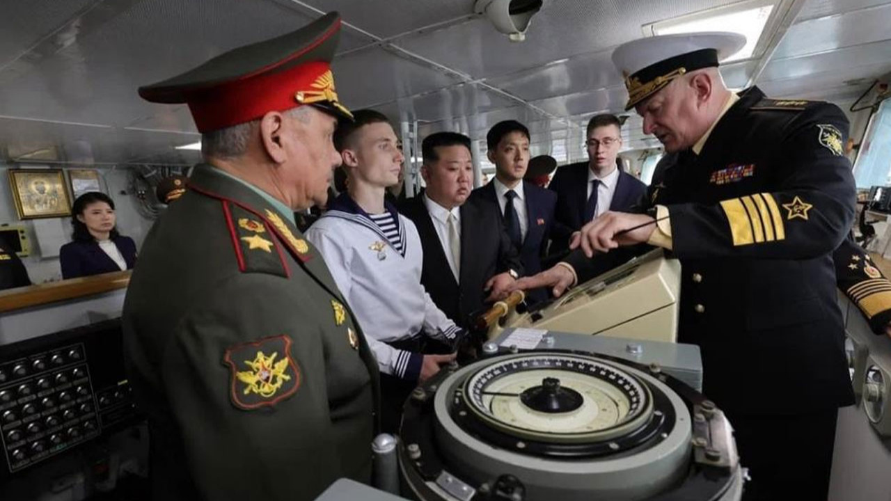 Kuzey Kore lideri, Rus bombardıman uçaklarını ve savaş gemisini inceledi