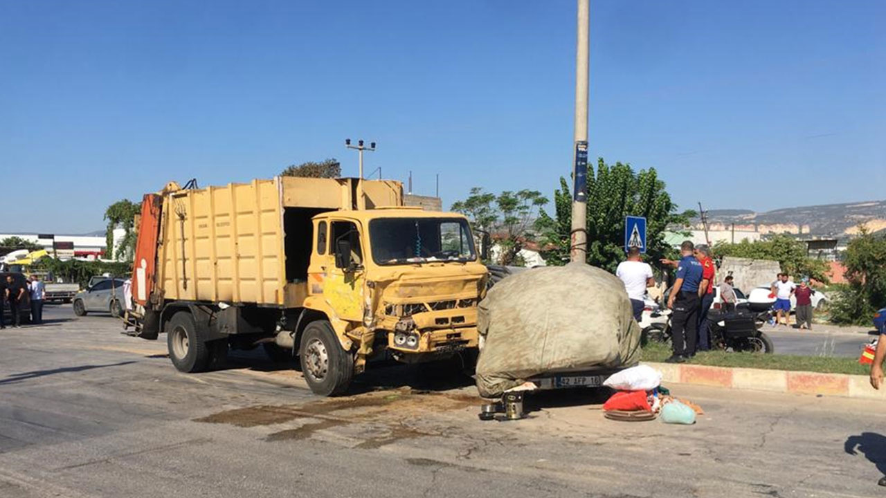 Mersin'de feci kaza! Çöp kamyonu ile pikabın çarpışması sonucu 4 kişi öldü