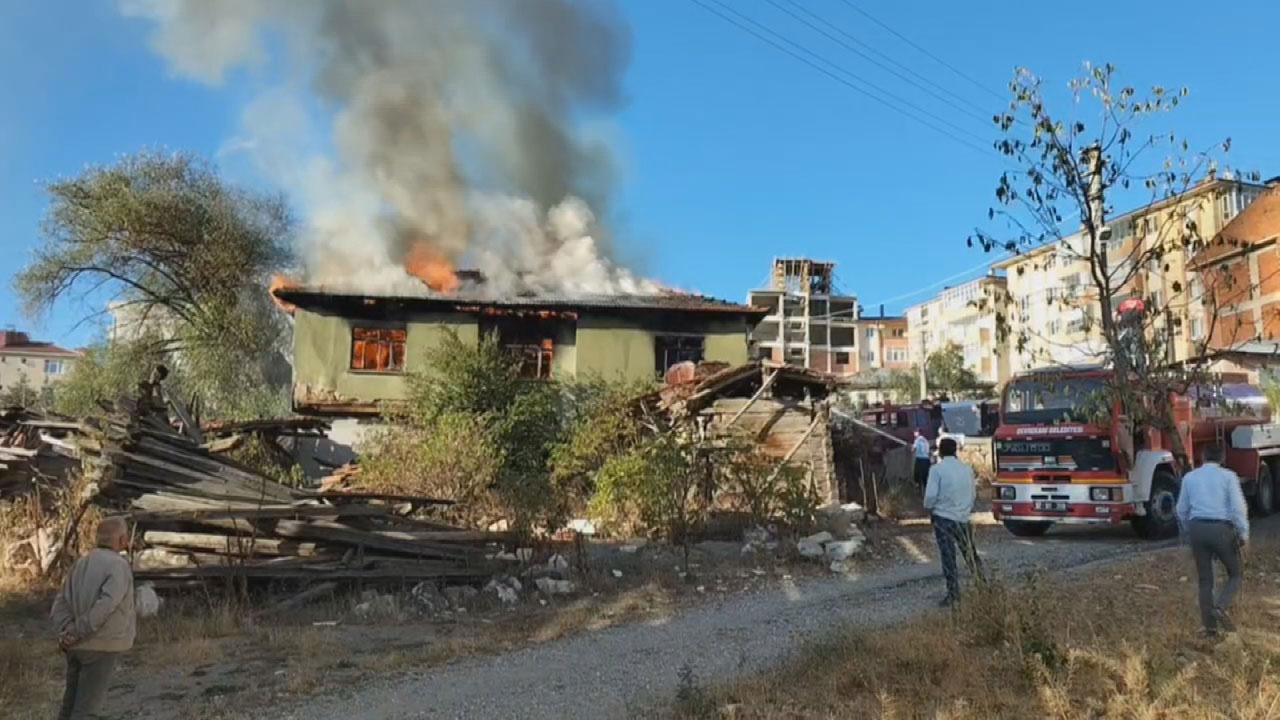 Kastamonu'da iki katlı ahşap ev alev alev yandı!
