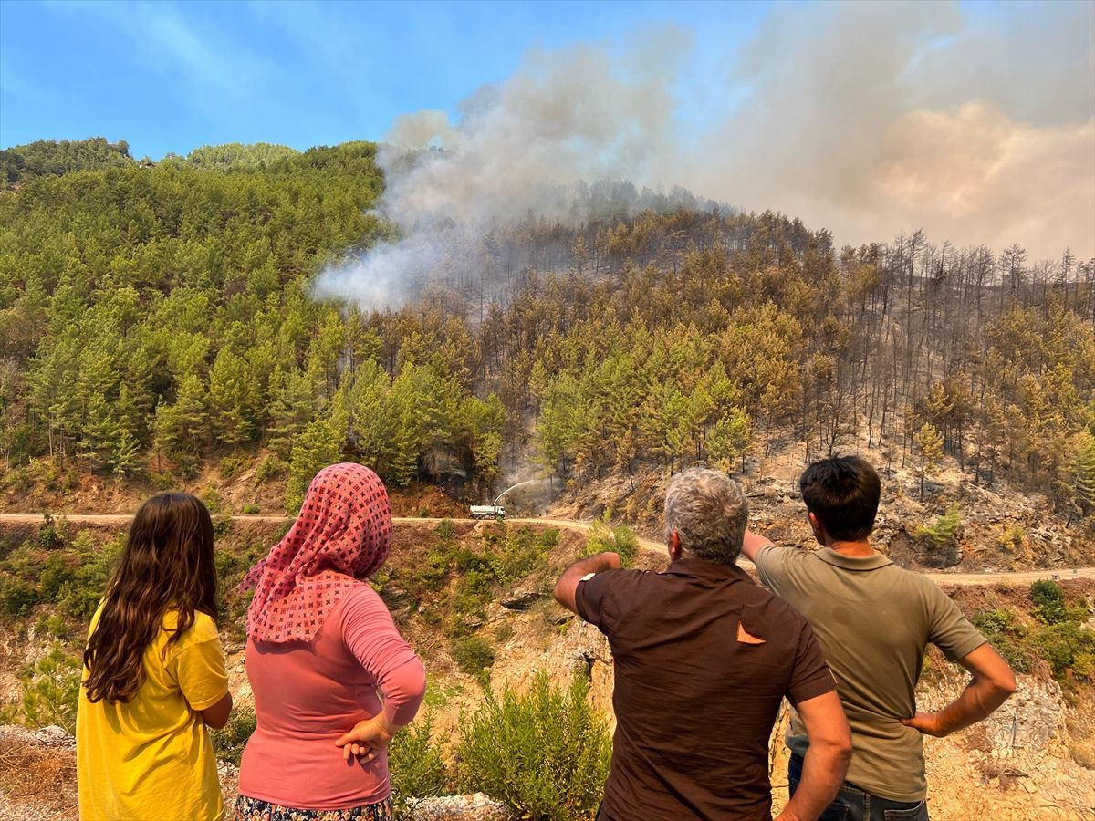 Orman yangını başladı Alanya'dan dehşet görüntüler! Evler tahliye edildi, alevlere yüzlerce personel müdahale ediyor