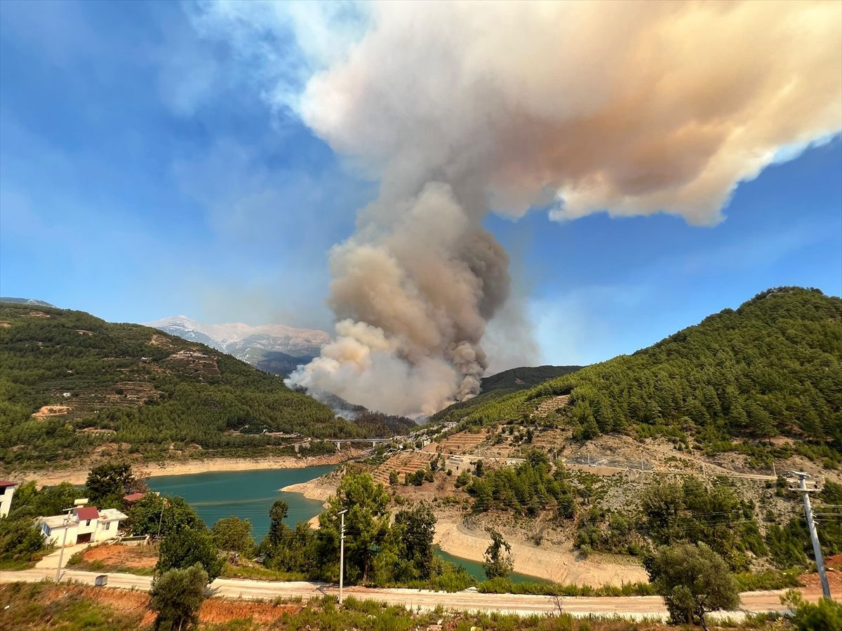 Orman yangını başladı Alanya'dan dehşet görüntüler! Evler tahliye edildi, alevlere yüzlerce personel müdahale ediyor