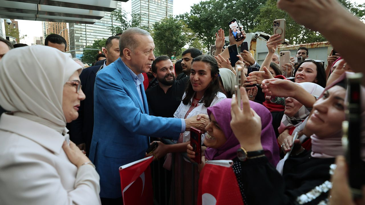 Cumhurbaşkanı Erdoğan'a New York’ta sevgi seli! İnsanlar Türkevi'ne akın etti dikkat çeken kareler