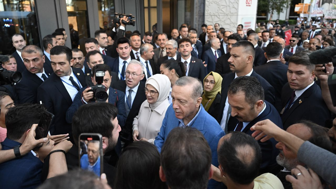 Cumhurbaşkanı Erdoğan'a New York’ta sevgi seli! İnsanlar Türkevi'ne akın etti dikkat çeken kareler