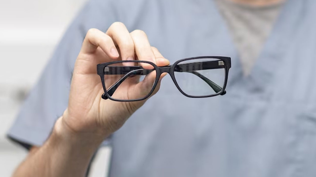 Gözlük camları nasıl temizlenmeli? Bu detaylara dikkat!