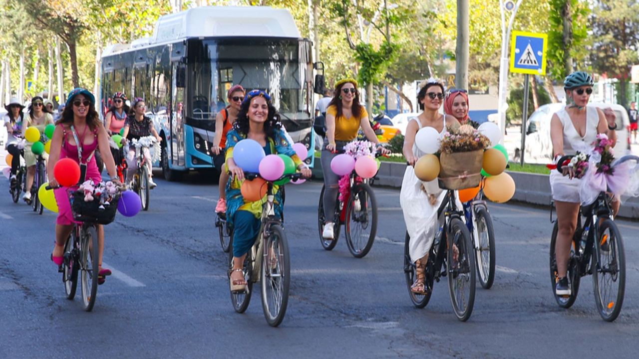 Diyarbakır'da da "Süslü Kadınlar Bisiklet Turu" vardı